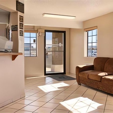 Super 8 By Wyndham Lake Havasu City Interior foto